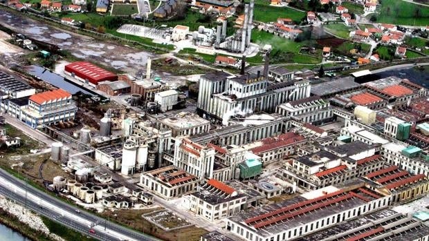 Vista de la fábrica de Sniace, actualmente paralizada, en la localidad de Torrelavega (Cantabria)