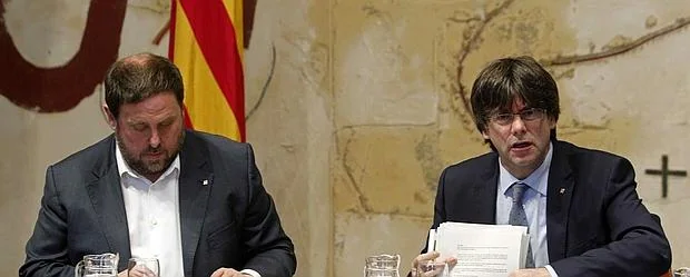 El conseller de Economía junto al presidente de la Generalitat, Carles Puigdemont