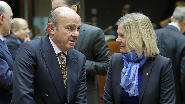 Luis de Guindos (i), conversa con la ministra sueca de Finanzas, Magdalena Andersson (d),