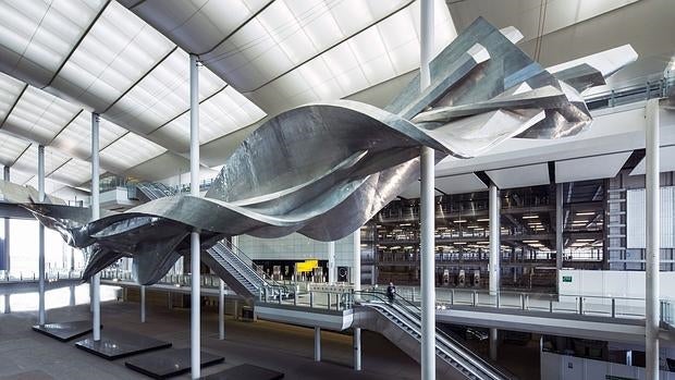 Escultura «Slipstream», de Richard Wilson, colocada en la entrada de la nueva terminal 2 del aeropuerto de Heathrow