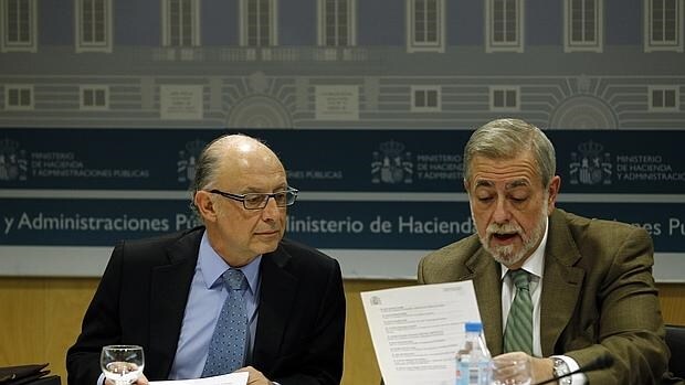 El ministro de Hacienda, Cristóbal Montoro, con el secretario de Estado de Administraciones Públicas, Antonio Beteta