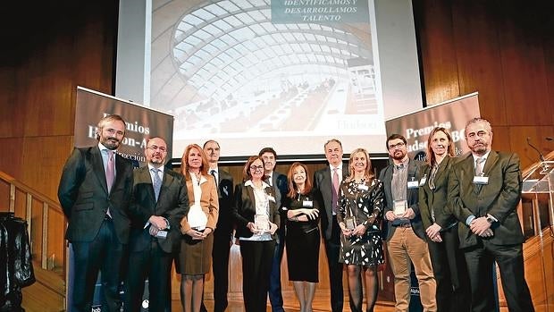 Foto de familia. Los premiados, junto a los miembros del jurado y organizadores