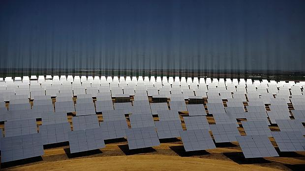 Planta del complejo solar de Abengoa en Sanlñucar la Mayor