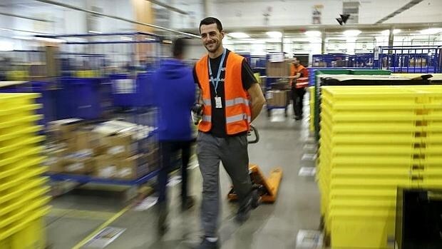 Los perfiles profesionales que busca Amazon para trabajar en sus centros españoles