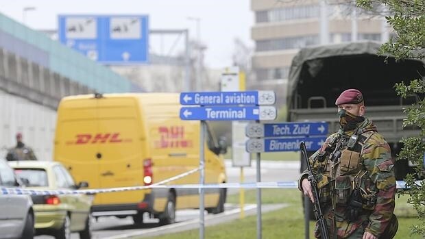 Un soldado vigila que no acceda nadie al aeropuerto de Zaventem en Bruselas (Bélgica)