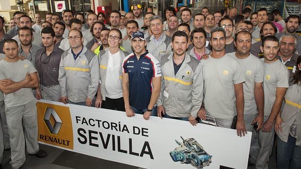 Trabajadores de la plantilla de Renault en Sevilla con el piloto de Fórmula 1 Pastor Maldonado