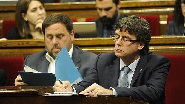 Carles Puigdemont y Oriol Junqueras, durante la sesión de control al Gobierno de la Generalitat