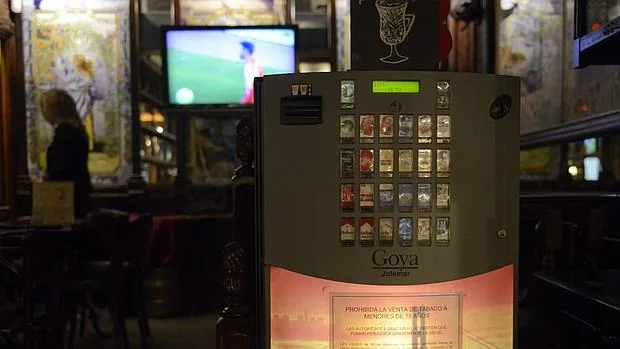 Máquina de tabaco en un bar de Madrid