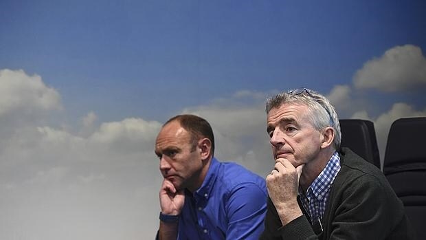 El responsable de marketing, Kenny Jacobs, y el presidente de Ryanair, Michael O'Leary, durante la rueda de prensa