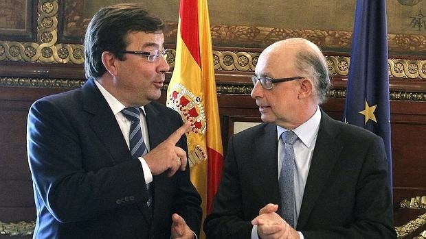 El presidente extremeño, Guillermo Fernández Vara (i) conversa con el ministro de Hacienda y Administraciones Públicas, Cristóbal Montoro (d)