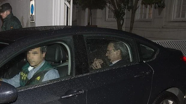 La Guardia Civil traslada a Mario Conde y su hijo a dependencias de la comandancia tras el registro de la casa del ex banquero