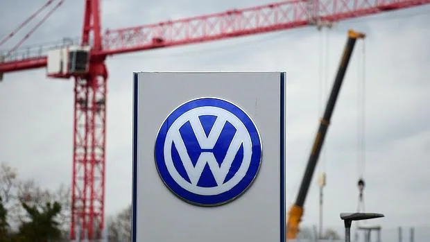 Logo de Volkswagen en Wolfsburgo, localidad alemana donde se encuentra la sede del fabricante