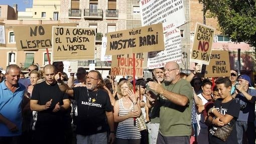 Protesta vecinal en Barcelona contra los pisos turísticos