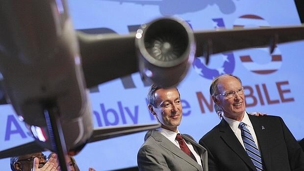 Imagen de julio de 2012, cuando el consejero delegado de Airbus, Fabrice Bregier (izq.) anunció junto al gobernador de Alabama, Robert Bentley, los planes de la compañía para fabricar aviones en Mobile (Alabama)