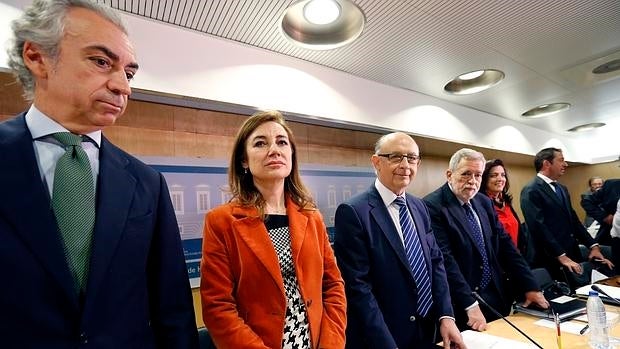 El ministro de Hacienda y Administraciones Públicas en funciones, Cristóbal Montoro junto a los secretarios de Estado de Hacienda, Miguel Ferre (izquierda); de Presupuestos, Marta Fernández Currás; y Administraciones Públicas, Antonio Beteta (4a la derecha), al inicio de la reunión del Consejo de Política Fiscal