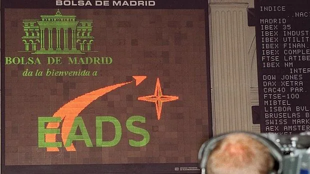 El panel de cotización de la Bolsa de Madrid da la bienvenida a la compañía aeronáutica EADS. Debutó con