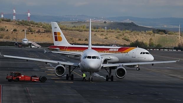 Avión de Iberia en la T-4 de Madrid