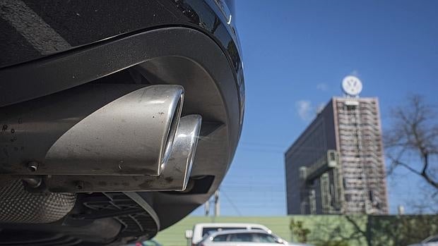 Detalle del tubo de escape de un Volkswagen Passat en el parking de empleados de la compañía en Wolfsburgo