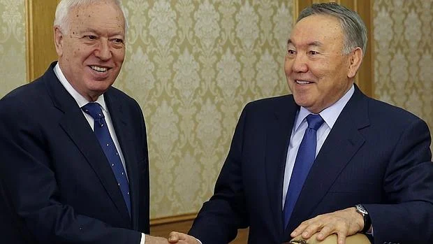 El ministro de Asuntos Exteriores en funciones, José Manuel García-Margallo (i), saluda al presidente kazajo, Nursultan Nazarbayev, en su visita el pasado abril al país asiático