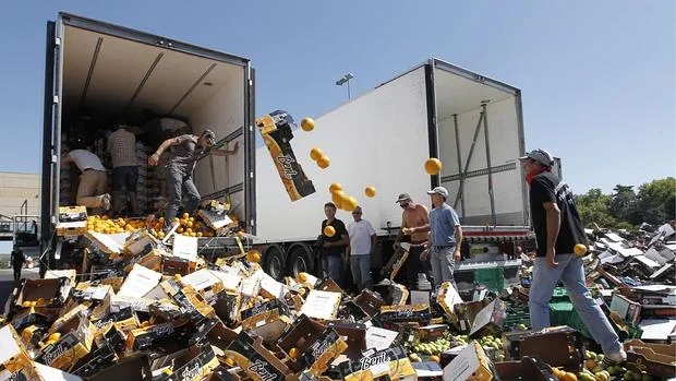 Bruselas pedirá explicaciones a Francia por volcar camiones de agricultores españoles