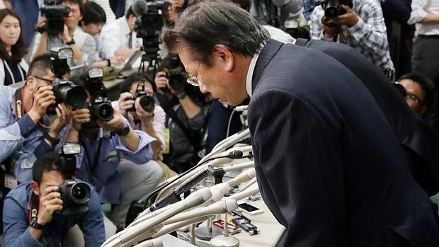 Tetsuo Aikawa, presidente de Mitsubishi, durante la rueda de prensa en la que reconoció la manipulación