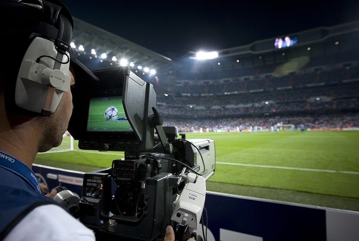 Un cámara de televisión durante una retransmisión desde el estadio Santiago Bernabéu