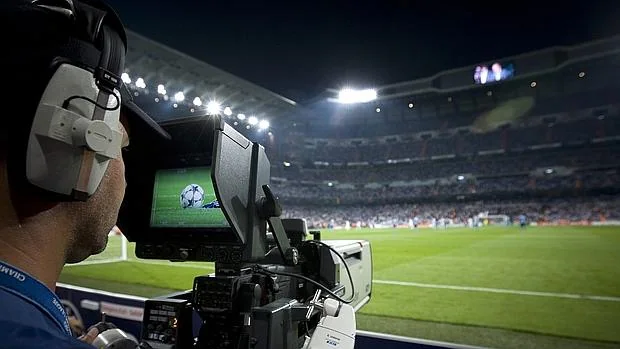Un cámara de televisión durante una retransmisión desde el estadio Santiago Bernabéu