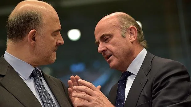 De Guindos, junto al comisario de Asuntos Económicos, Pierre Moscovici