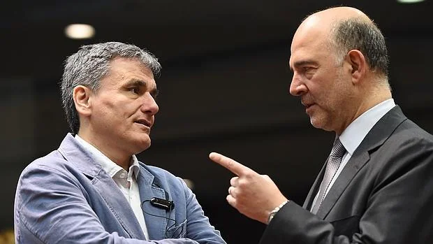 Moscovici conversa con el ministro griego de Finanzas,. Euclid Tsakalotos