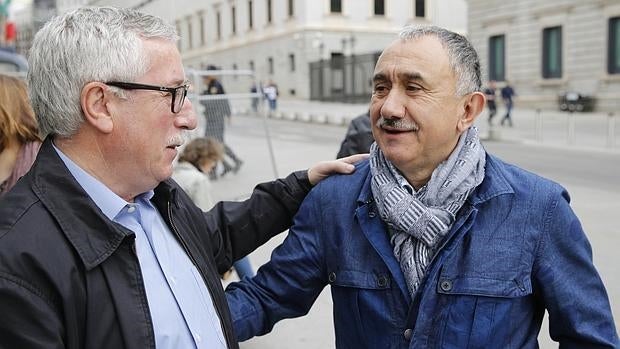 Los secretarios generales de CCOO y UGT, Ignacio Fernández Toxo (i) y Pepe Álvarez (d), respectivamente, conversan a las puertas del Congreso de los Diputados