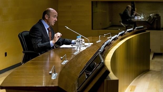 El ministro de Economía en funciones, Luis de Guindos, durante la rueda de prensa