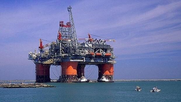 Fotografía de archivo de la British Petroleum de una refinería en el Golfo de México