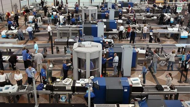 Imagen de los controles de seguridad del aeropuerto de Denver