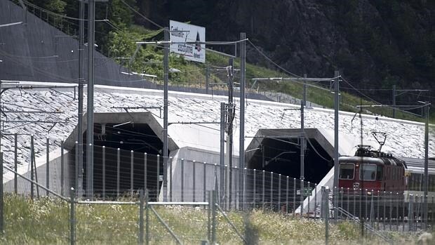 Vista de la entrada del nuevo túnel ferroviario de base de San Gotardo, ubicado en el sur de Suiza