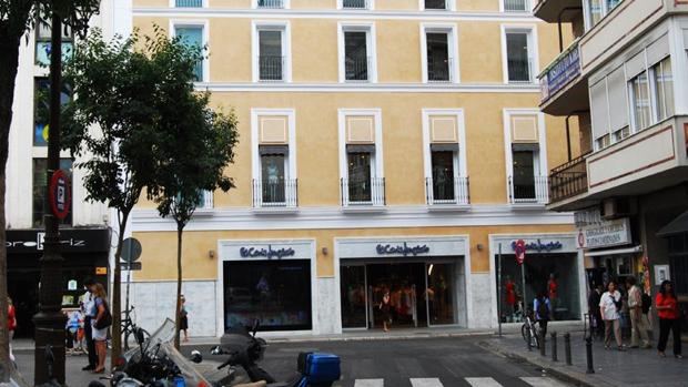 El edificio junto a la plaza del Duque que acogerá la nueva macrotienda de Deportes de El Corte Inglés en Sevilla