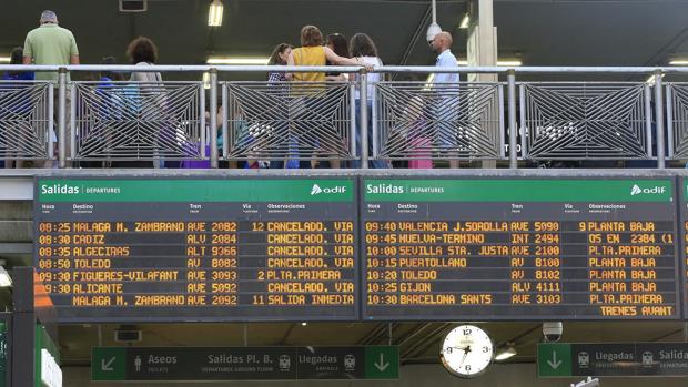 De camioneros a controladores aéreos: las otras huelgas que paralizaron España