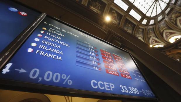 España coloca 5.000 millones en deuda a largo plazo, pero sube los intereses en la subasta