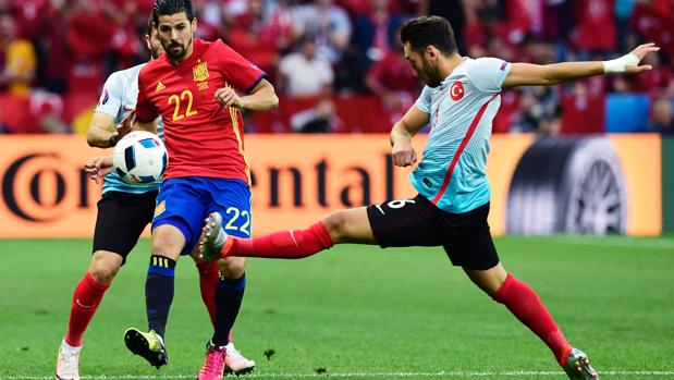 Nolito, entre dos jugadores turcos