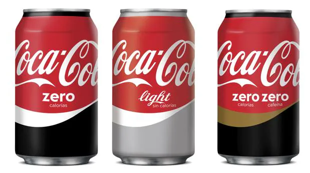 Tres latas de Coca-Cola con los distintos logotipos