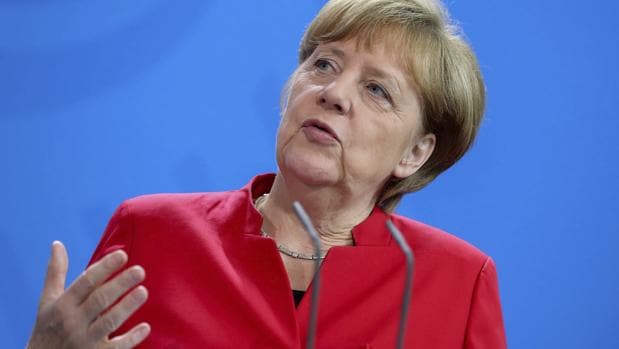 La canciller alemana, Angela Merkel (c), habla en una rueda de prensa