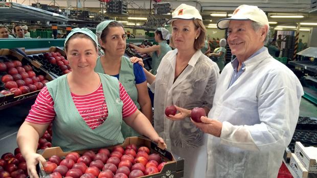 La consejera de Agricultura y el presidente de SAT Royal, junto a dos trabajadoras de la empresa