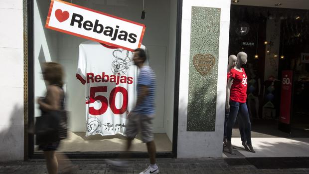 La fecha del 1 de julio sigue marcando el inicio simbólico de las rebajas, aunque muchas tiendas se están adelantando