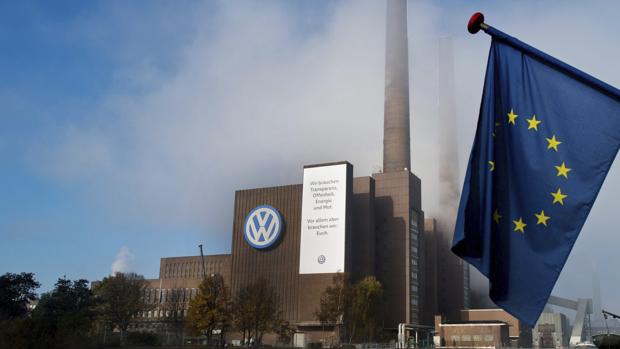 Una bandera de la Unión Europea frente a una fábrica de Volkswagen en Alemania