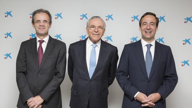 Fotografía cedida por CaixaBank del nuevo presidente de la entidad, Jordi Gual (i), su antecesor, Isidre Fainé (c), que sigue presidiendo la Fundación Bancaria La Caixa, y el consejero delegado, Gonzalo Gortázar (d)