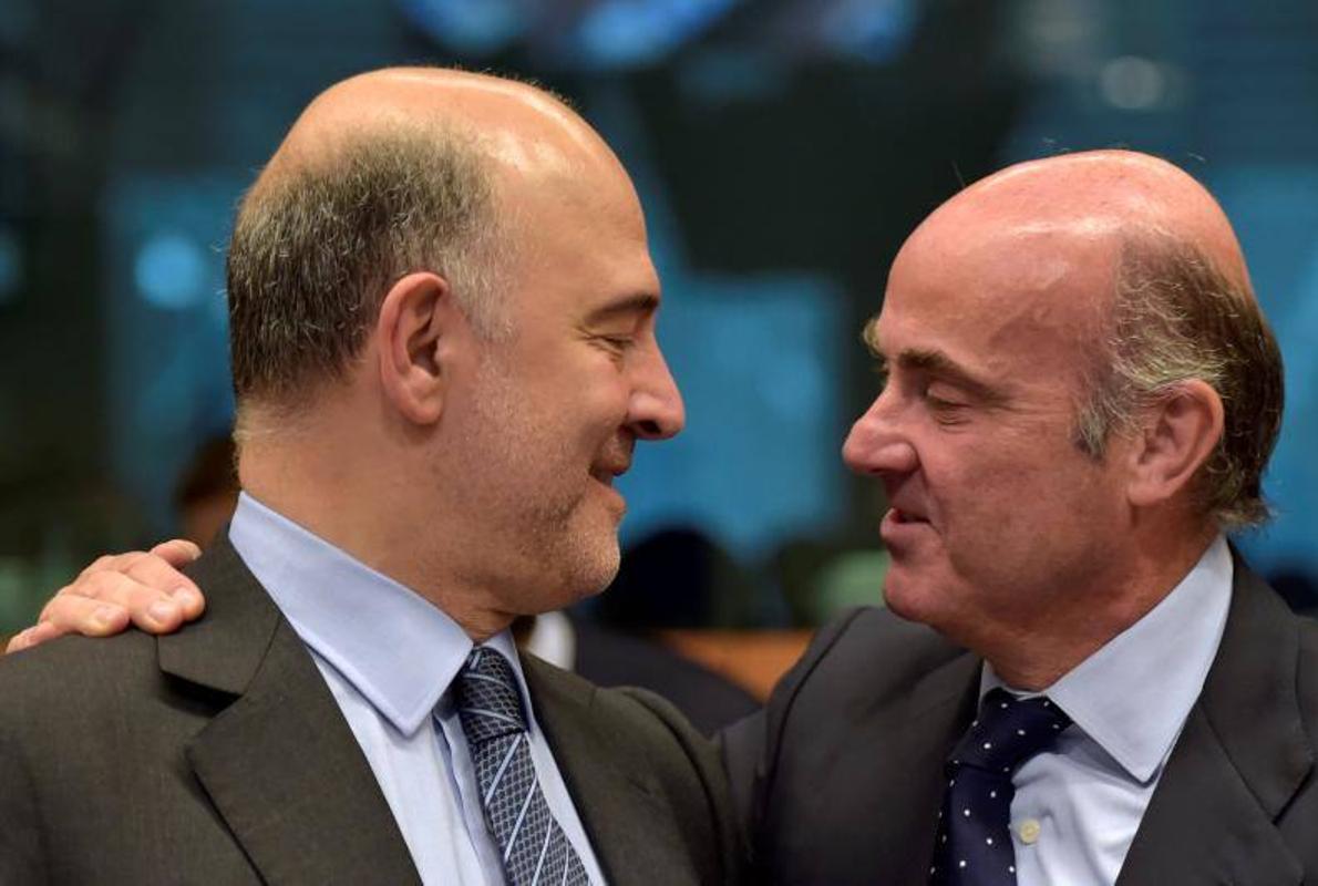 Pierre Moscovici, Comisario de Asuntos Económicos y Monetarios, junto al Ministro de Economía en funciones Luis De Guindos