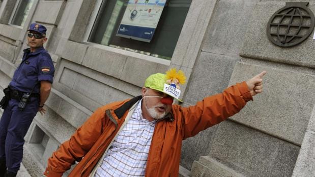 Un hombre protesta en la sede de Liberbank en Oviedo