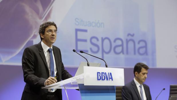 El economista jefe del Grupo BBVA, Jorge Sicilia (i), y el economista jefe de Economías Desarrolladas de BBVA Research, Rafael Doménech