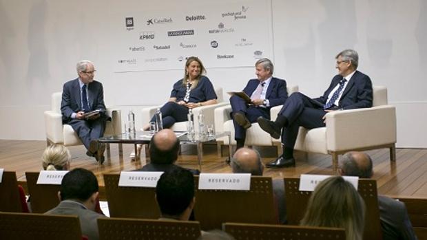 Antonio Garrigues Walker, Socorro Fernández, Javier Cuesta y Fernando Ruiz, durante la mesa redonda de la conferencia «Directivos: una visión personal»