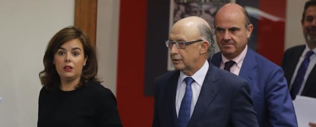 El ministro de Hacienda, Cristóbal Montoro, junto al de Economía, Luis de Guindos