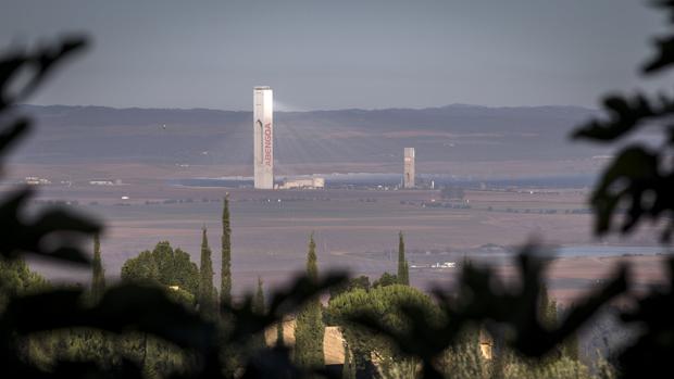 Una de las Torres de la Plataforma solar Solúcar